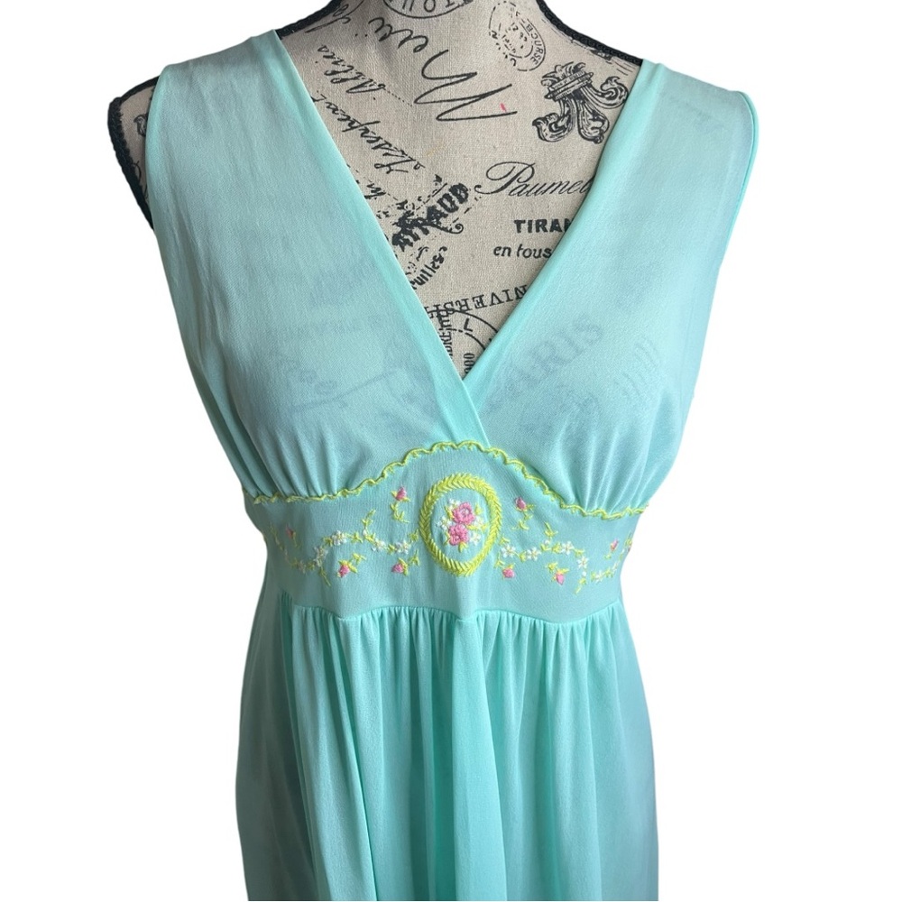 Vintage Nightgown and Robe Set - Picture 2 of 16
